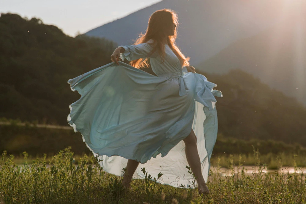 taylor-vein-woman-in-summer-dress-tvs