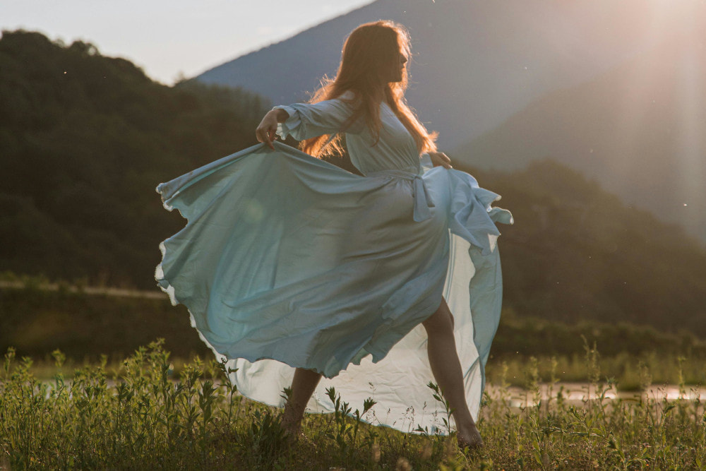 taylor vein woman in summerdress